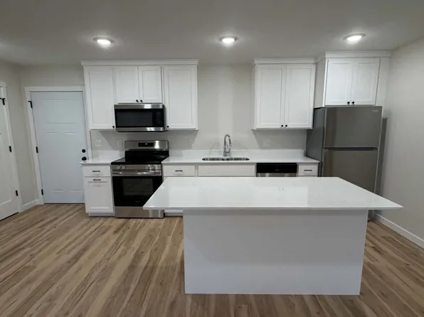 Q4 Rentals - 104 8th Ave SW