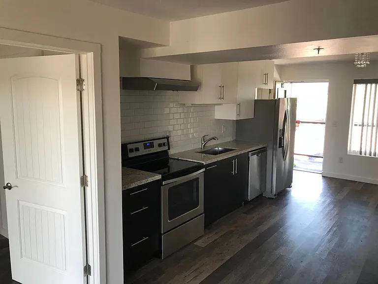 325 13th St NE #406 — Photo 10