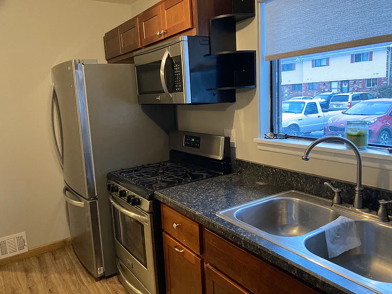 325 Dahlgren Dr — Photo 2