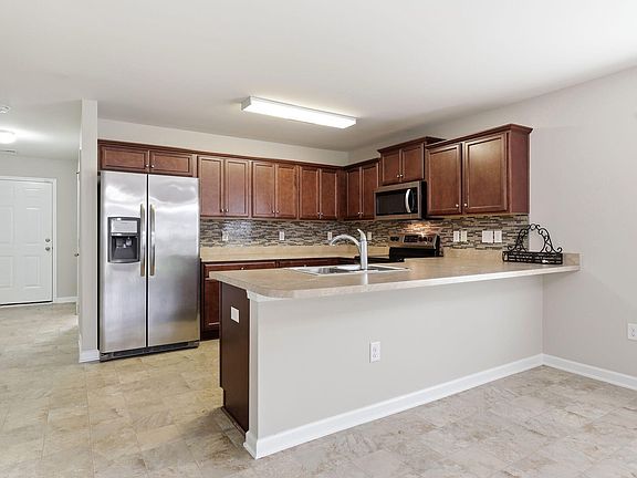 3rd image of 3912 Sabre Ln NW