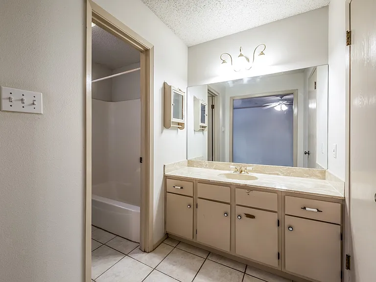 1006 Silbury Dr — Photo 11