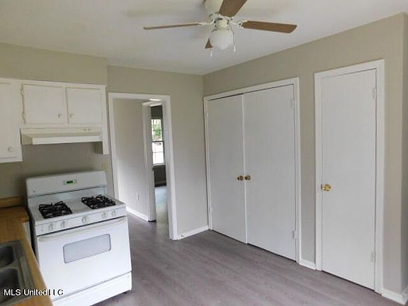 3rd image of 3300 Greenway Dr