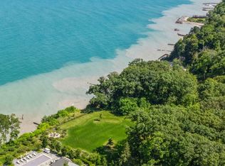 700 Forest Cove Rd, Lake Bluff, IL 60044