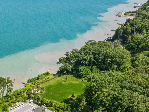 700 Forest Cove Rd, Lake Bluff, IL 60044