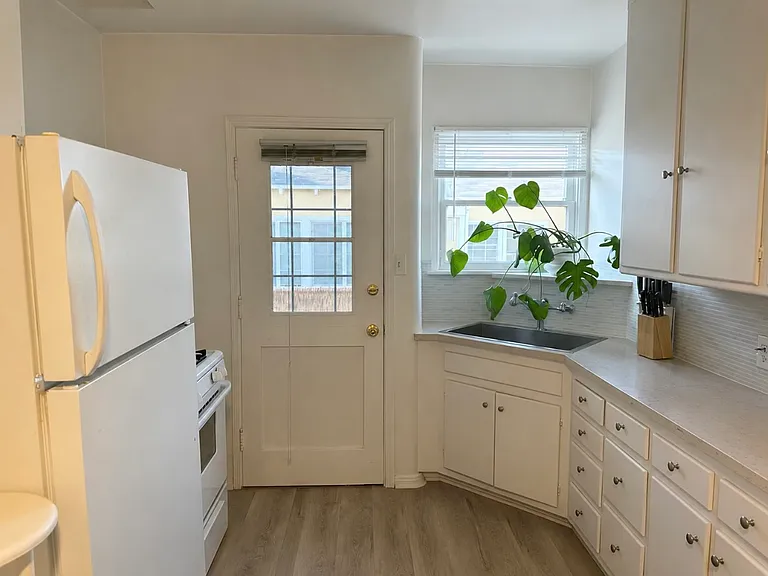 2047 S Holt Ave #1/2 — Photo 8