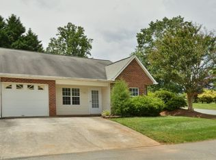 106 Bethania Oaks Cir, Pfafftown, NC 27040