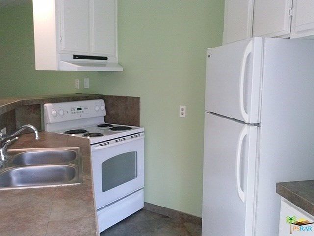 Clean, full kitchen with tile floor