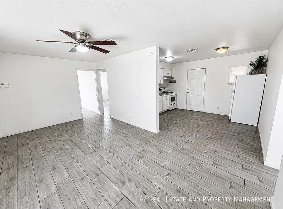 Bright & Comfortable Living in Prime Phoenix Location — Photo 4