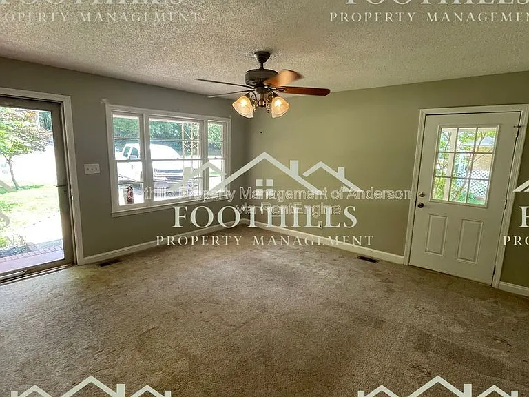 411 Camellia Dr — Photo 6