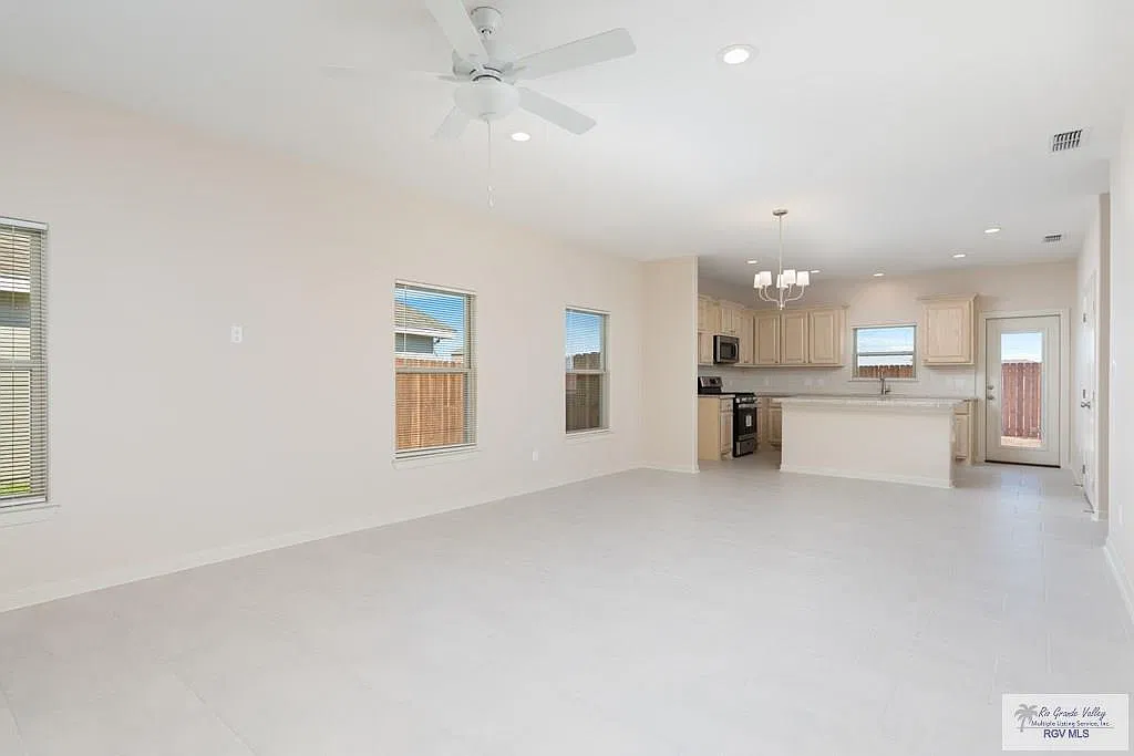 3 bed, 2.0 bath, 1846 sqft, $1,950 — Photo 3