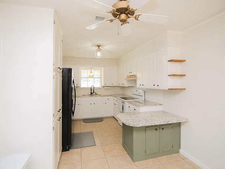 413 Woodway Ln — Photo 7
