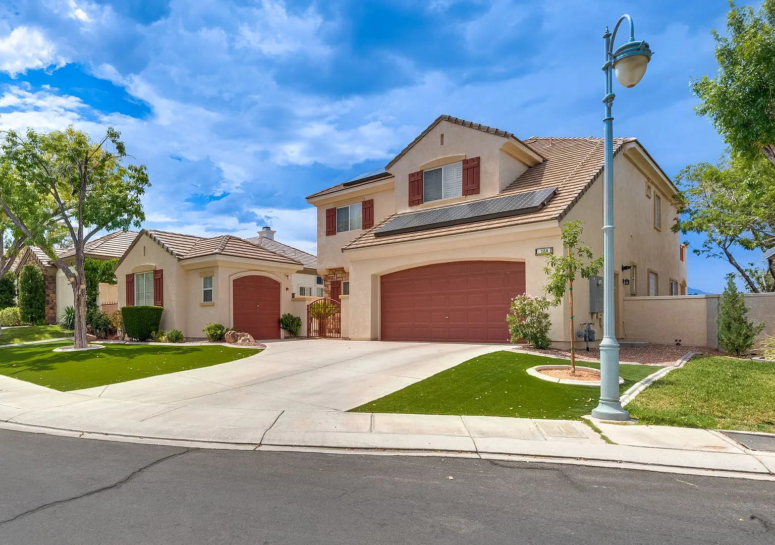 Luxurious, Entertainers Dream 4 Bedroom Home — Photo 3