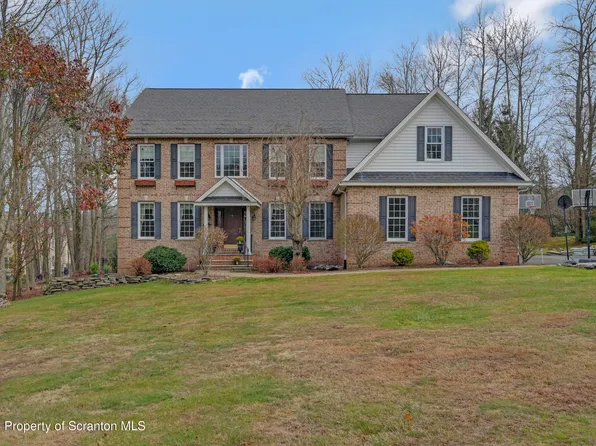 708 Clover Ln, Moscow, PA 18444