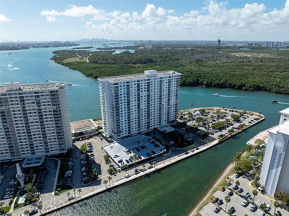 3rd image of 500 Bayview Dr APT 1520