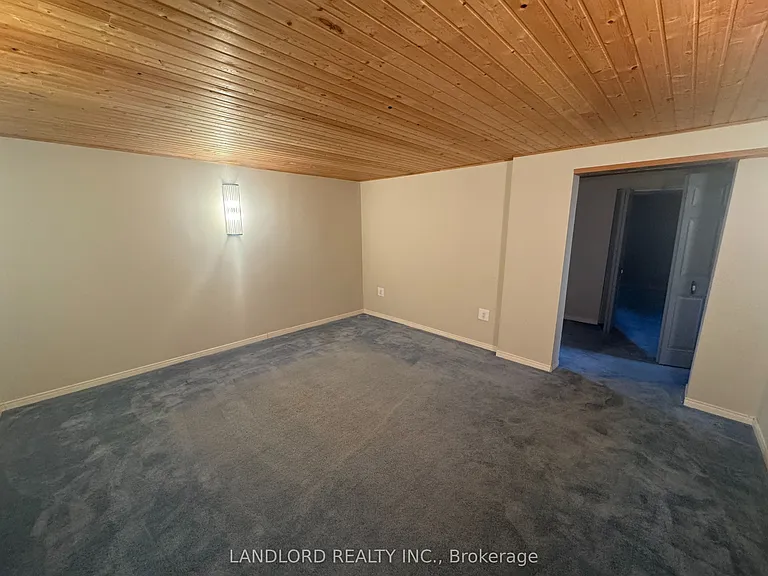 833 Laurier Ave — Photo 28