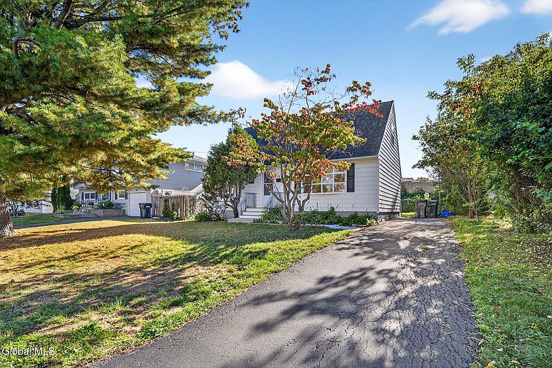 2nd image of 10 Manning Avenue