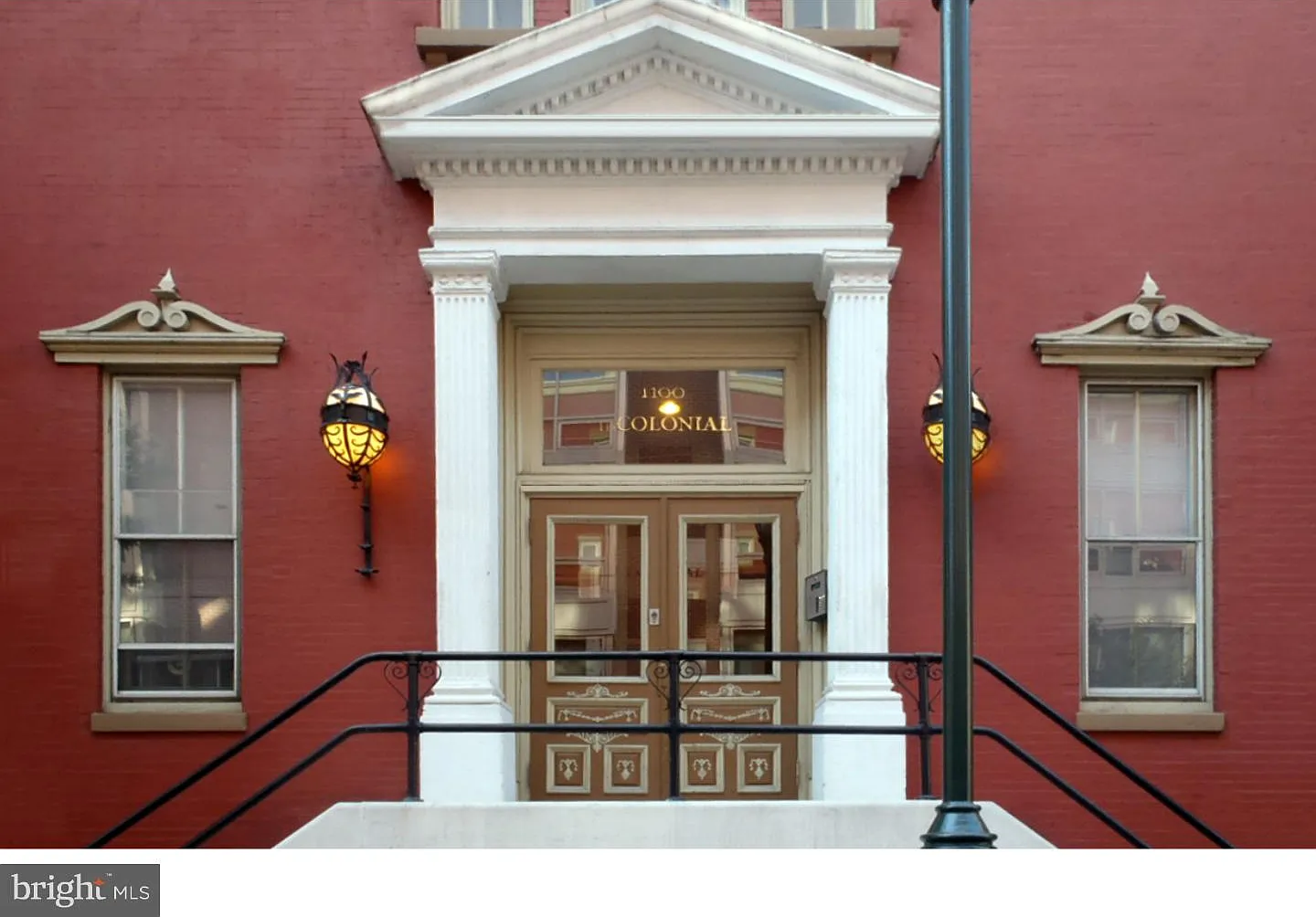 Colonial — Photo 1