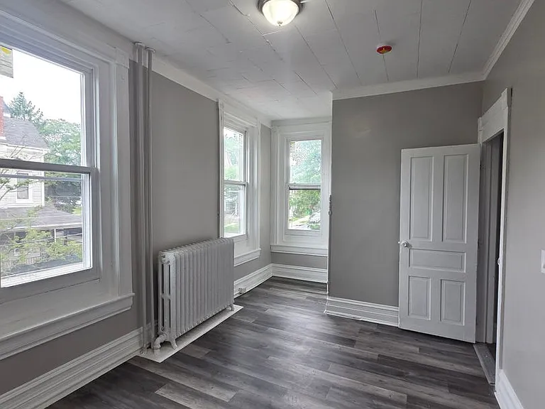 1048 W Walnut St — Photo 14
