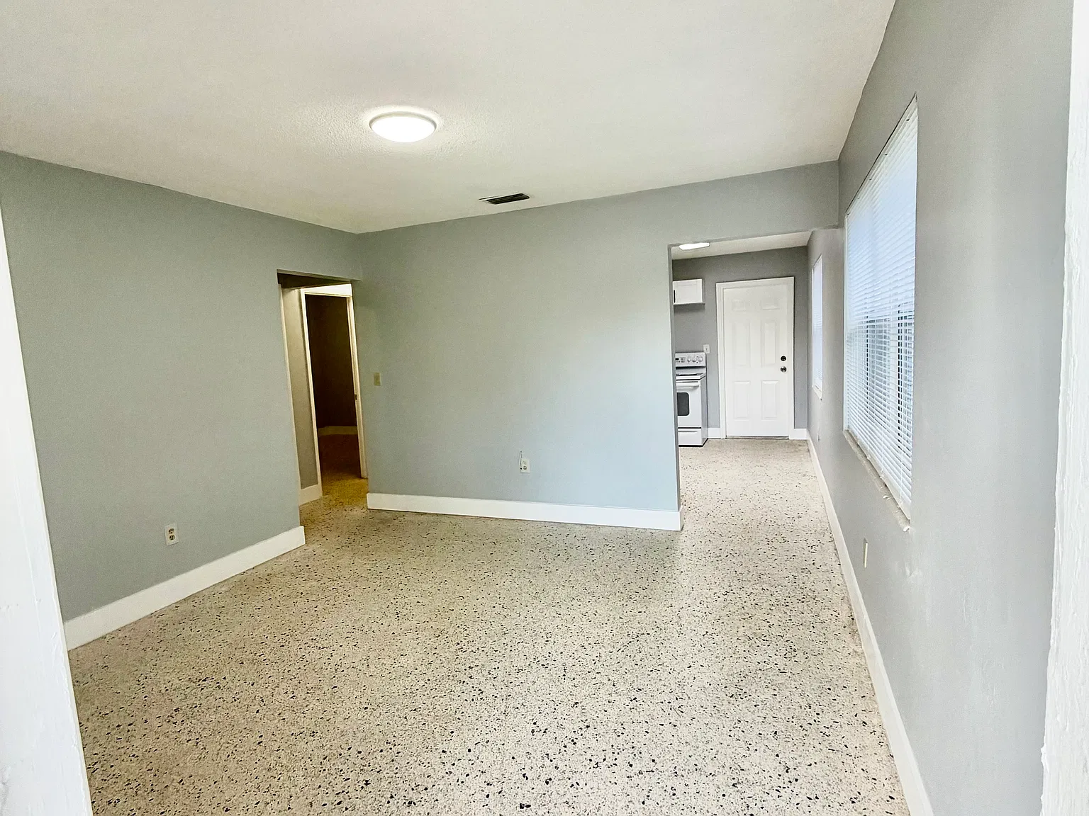 2 bed, 700 sqft, $2,200 — Photo 2