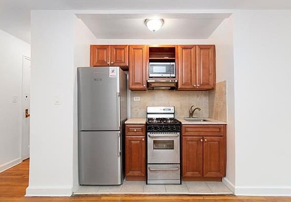 3rd image of 6638 Yellowstone Blvd #1C