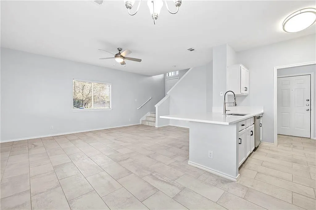 3 bed, 3.5 bath, 1396 sqft, $2,200 — Photo 2