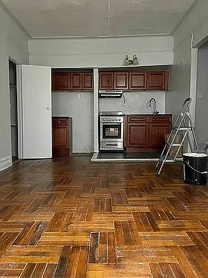 2nd image of 2121 Beekman Pl #I4