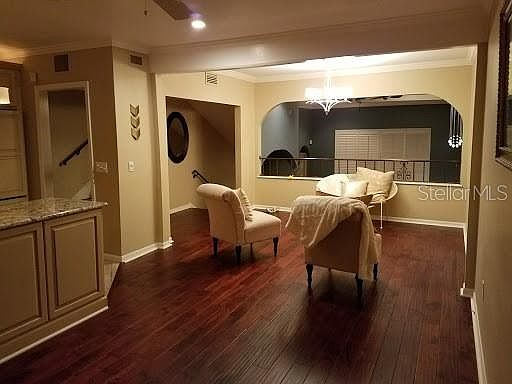 4th image of 623 Mariposa St