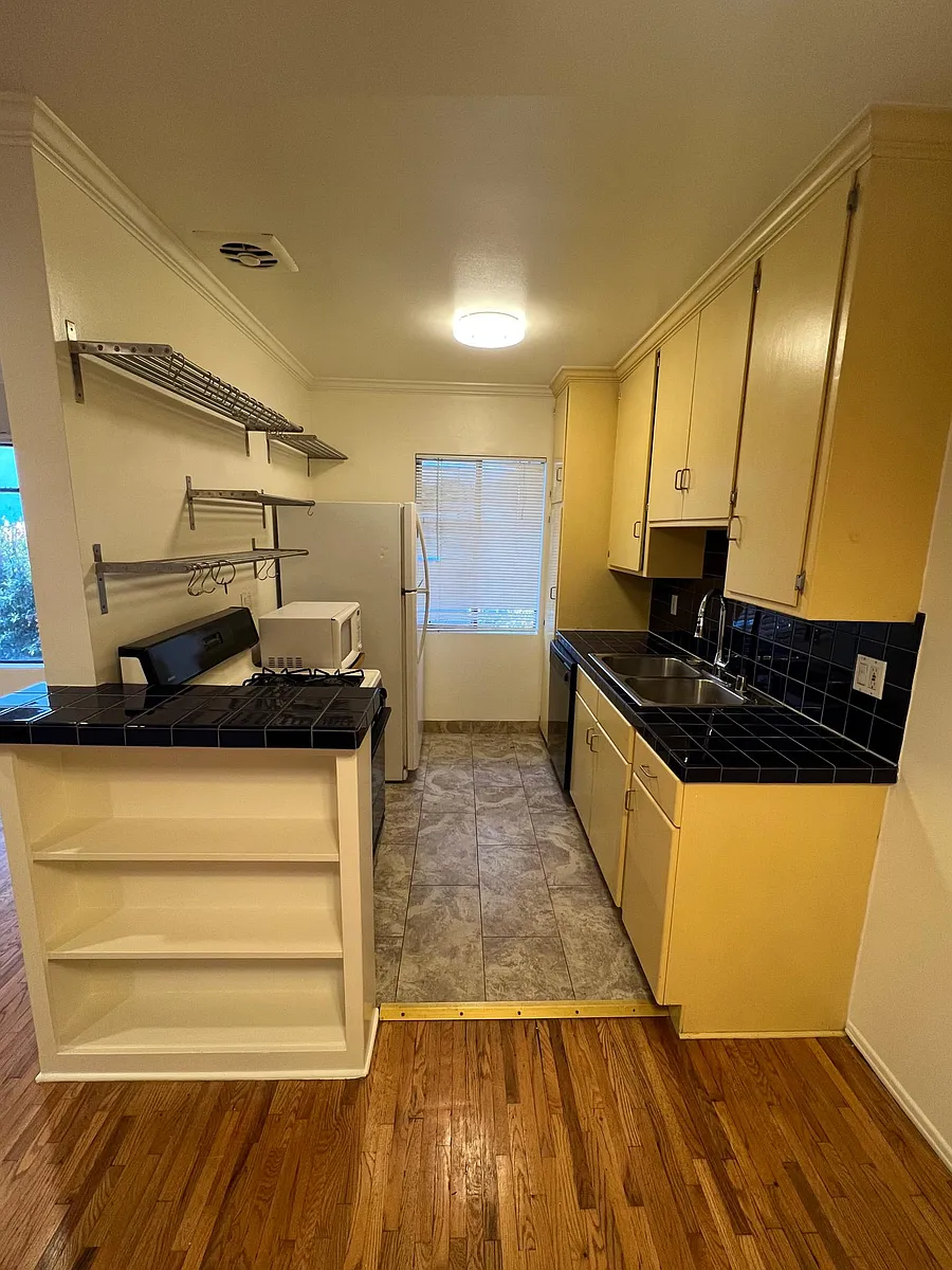 Building Photo - 11725 Darlington Ave #6