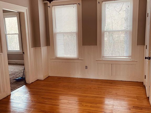 5th image of 252 Naubuc Ave Floor 1
