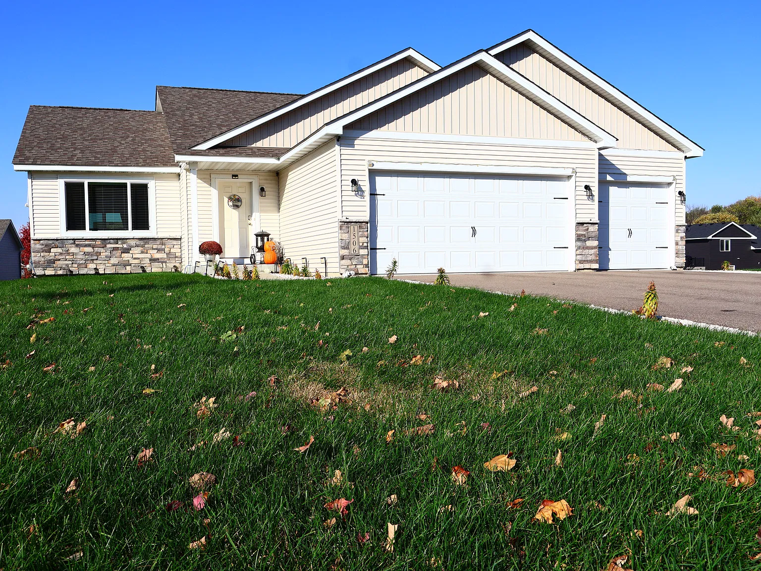 5 bed, 2800 sqft, $2,900 — Photo 2