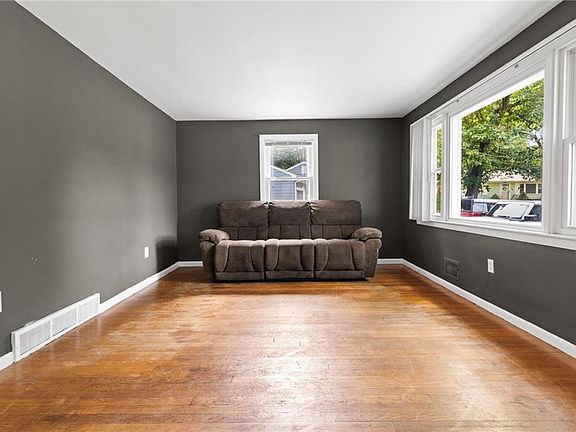 4th image of 142 Adrian St