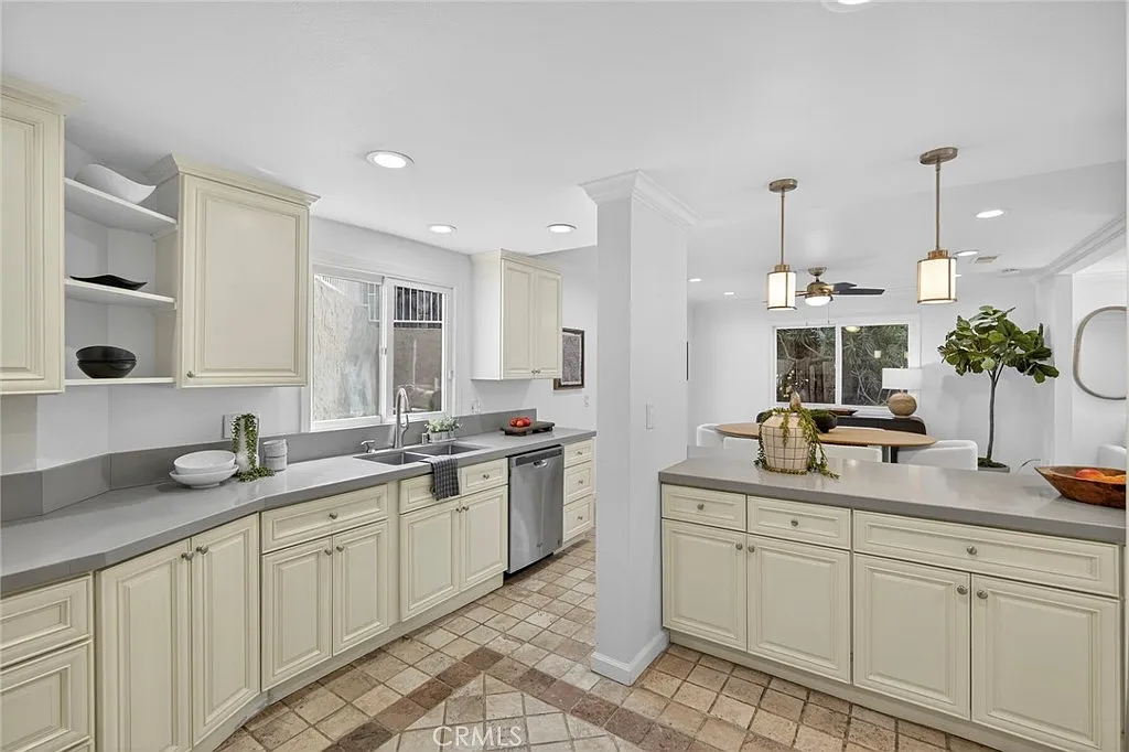 4 bed, 3.5 bath, 3039 sqft, $10,000 — Photo 4