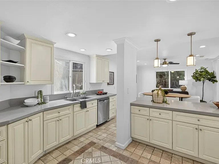 431 Nyes Pl — Photo 4