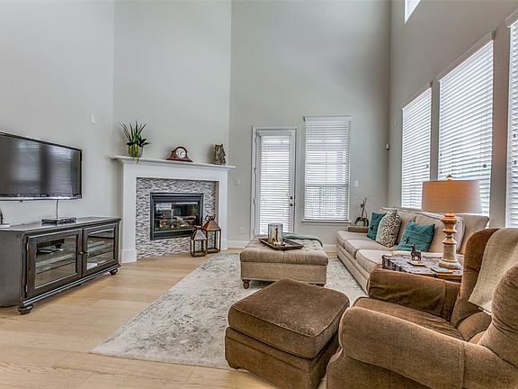3rd image of 2455 Empire Dr
