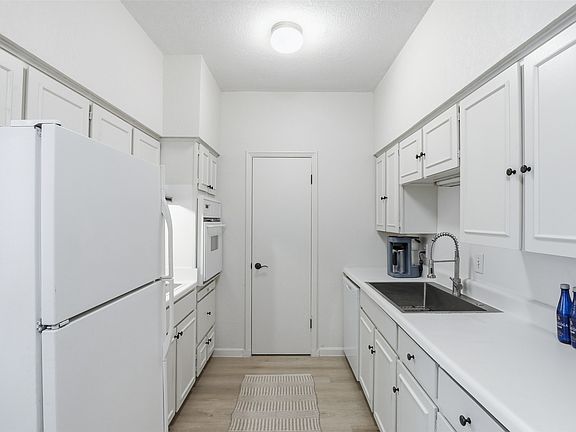 4th image of 4312 Bellaire Dr S APT 111