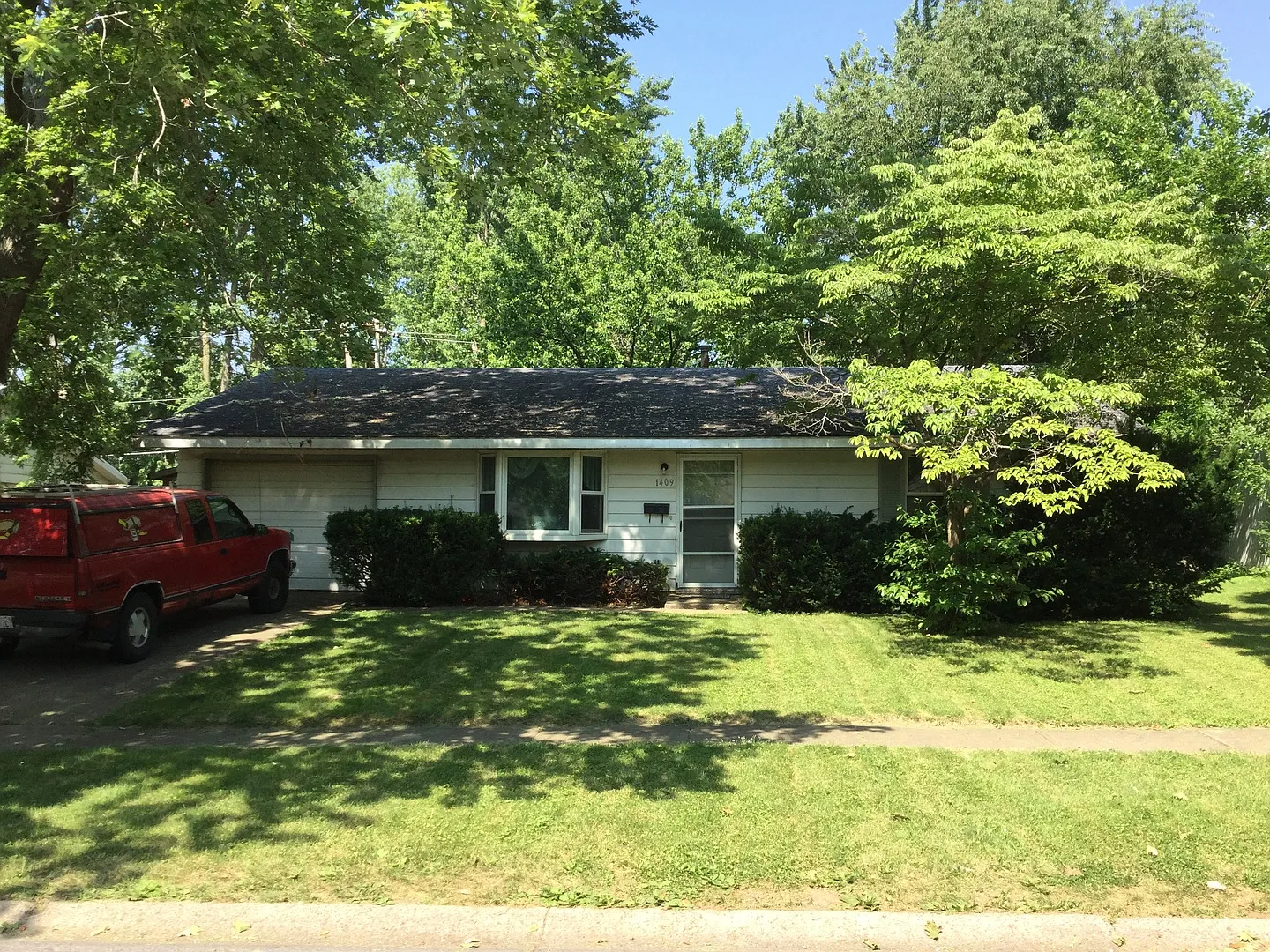 1409 Lincolnwood Dr photo 1