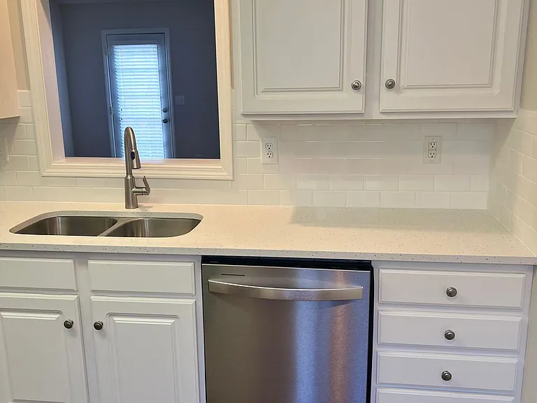 1124 Stafford Dr — Photo 5