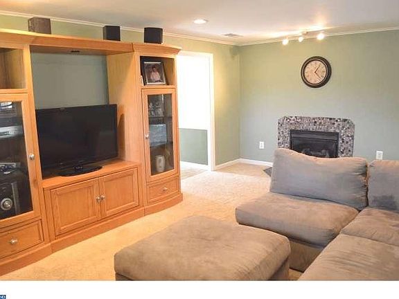 4th image of 814 Lincoln Dr