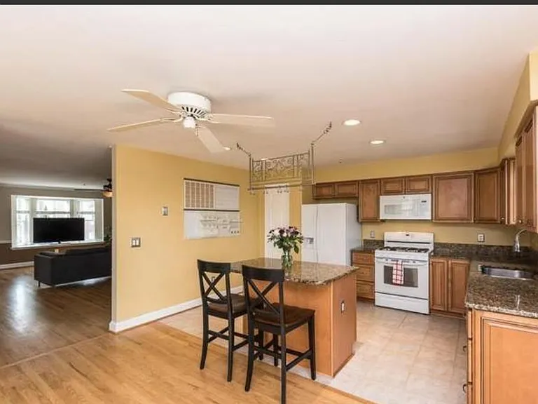 9514 Georgian Way — Photo 4