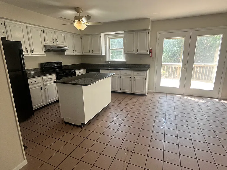 309 Patricia Cir — Photo 5