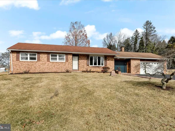 6 Penn View Dr, West Grove, PA 19390