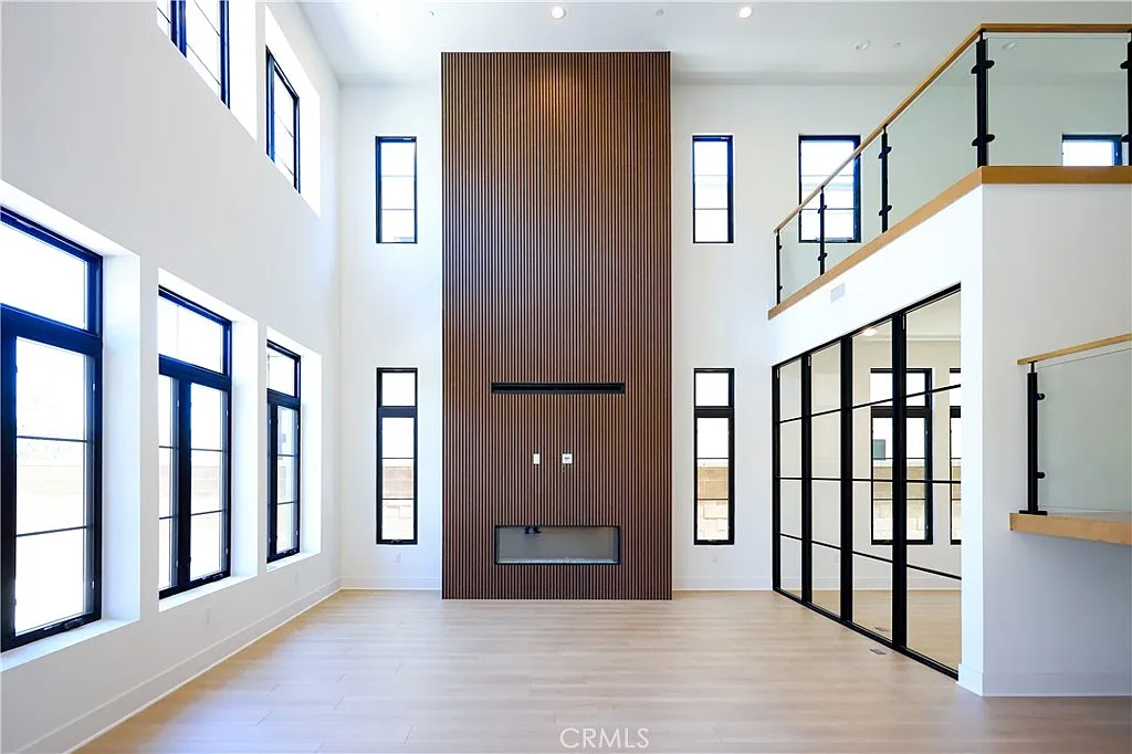 5 bed, 5.5 bath, 4542 sqft, $23,000 — Photo 2