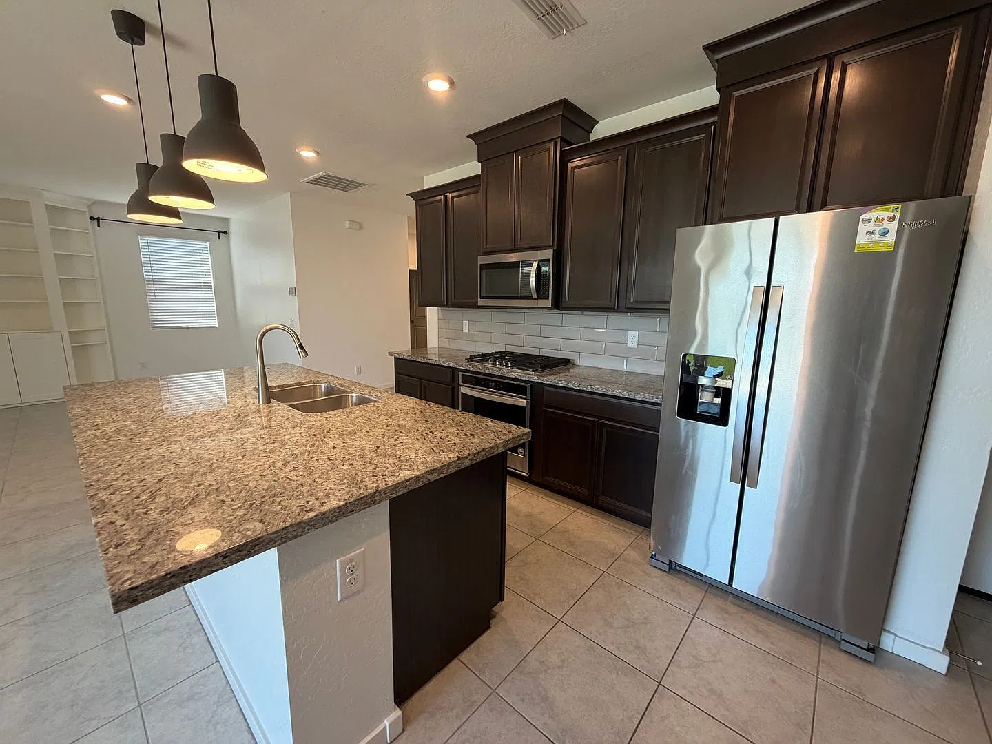 5 bed, 3.5 bath, 2575 sqft, $2,900 — Photo 3