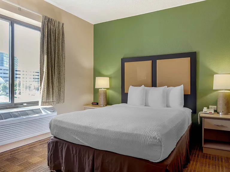 Deluxe Studio - 1 Queen Bed