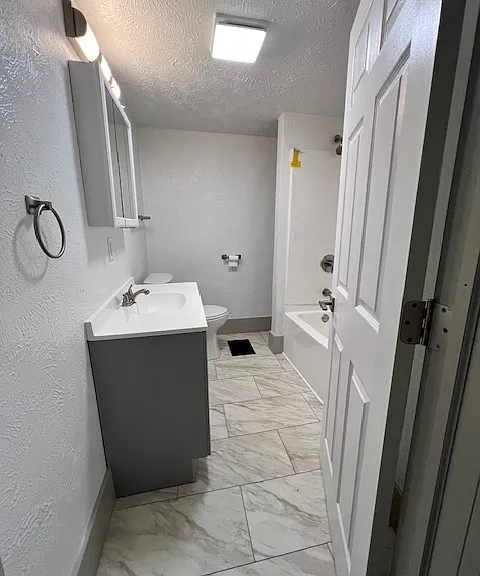 211 Columbia St — Photo 16