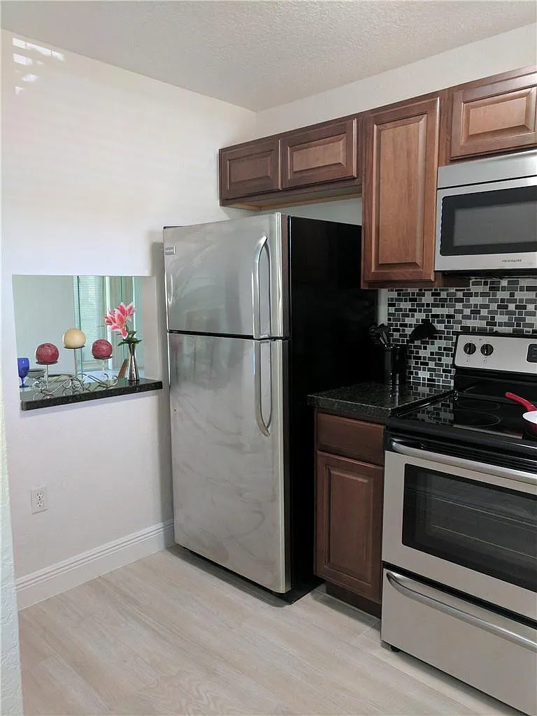 2 bed, 2.0 bath, 850 sqft, $1,800 — Photo 2