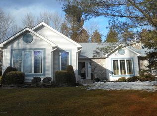 404 Keller Dr, Stroudsburg, PA 18360