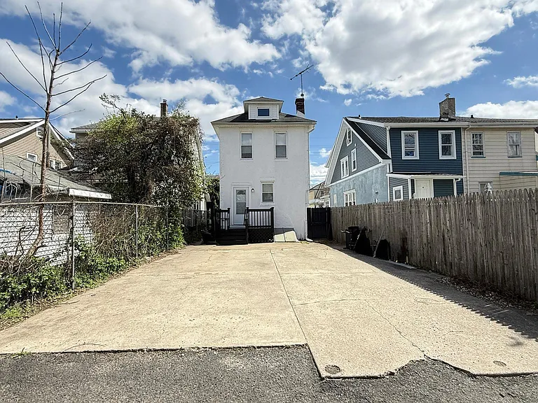 2030 Liberty St — Photo 24