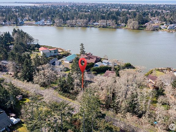 3rd image of 698 Fern Court SE