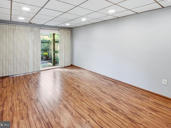 3rd image of 141 Chelsea Cir
